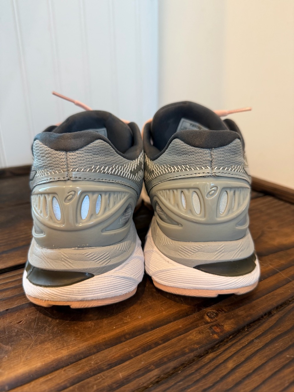 ASICS Women's GEL-Nimbus 20 running shoes in Mid Grey / Seashell Pink Colorway - Picture 3 of 8